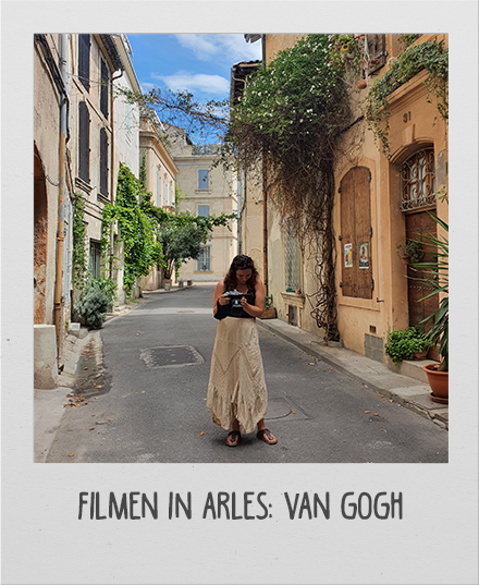 Noelle filmt op locatie in Arles voor Atelier kunstmethode de nieuwste beeldende methode basisonderwijs